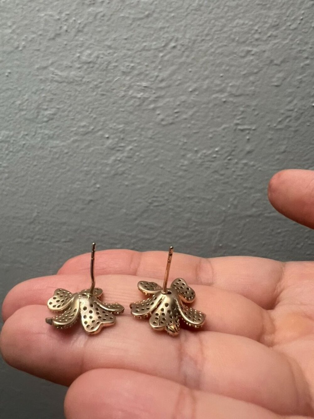 Sparkling Flower Stud Earrings - Picture 4 of 5